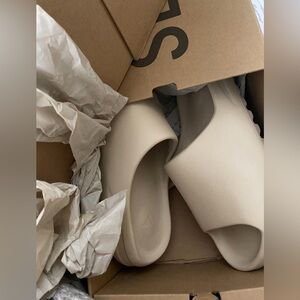 Yeezy slide āBoneā